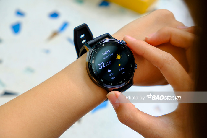 Realme Watch S hiện tại tương thích với cả iOS và Android thông qua kết nối Bluetooth 5.0. Bên cạnh theo dõi thông tin sức khoẻ, người dùng còn có thể nhận thông báo cuộc gọi, tin nhắn hoặc từ các ứng dụng, bên cạnh các chức năng như dừng, phát nhạc hay điều khiển camera từ xa.