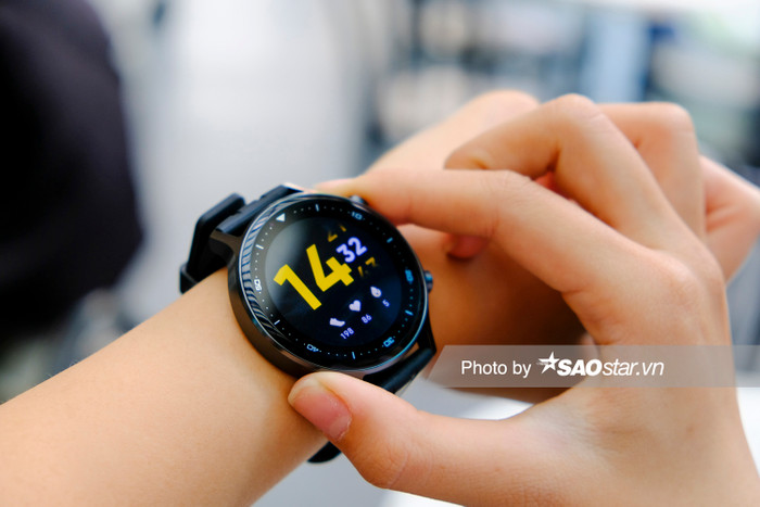 Về thông số kĩ thuật, Realme Watch S được nhà sản xuất trang bị màn hình 1,3 inch tráng kính cường lực Gorilla Glass.