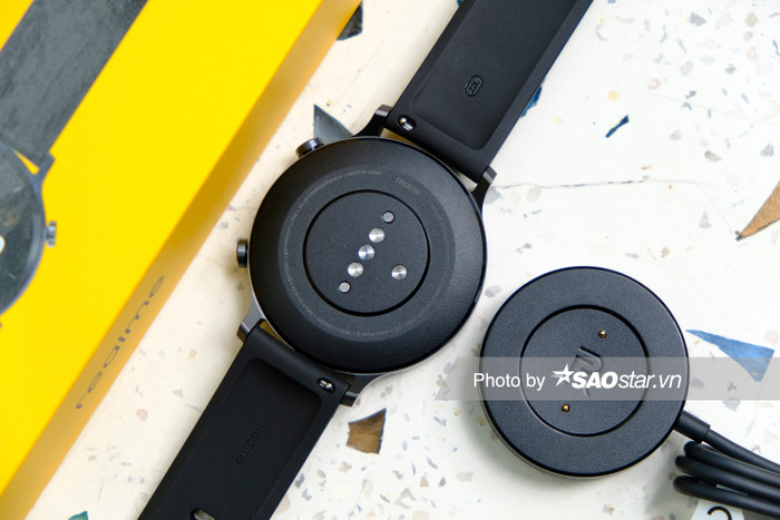 Máy có viên pin dung lượng 390 mAh. Theo thông tin từ nhà sản xuất, thời lượng pin của Realme Watch S có thể lên tới 15 ngày. Realme Watch S có kèm theo đế sạc từ tính.Realme Watch S hiện chỉ có phiên bản màu đen.