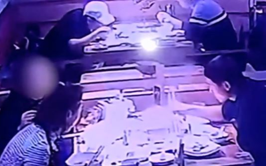 Muốn ăn quỵt bữa lẩu, cô gái giật tóc bạn rồi làm điều khó chấp nhận này Ảnh 2