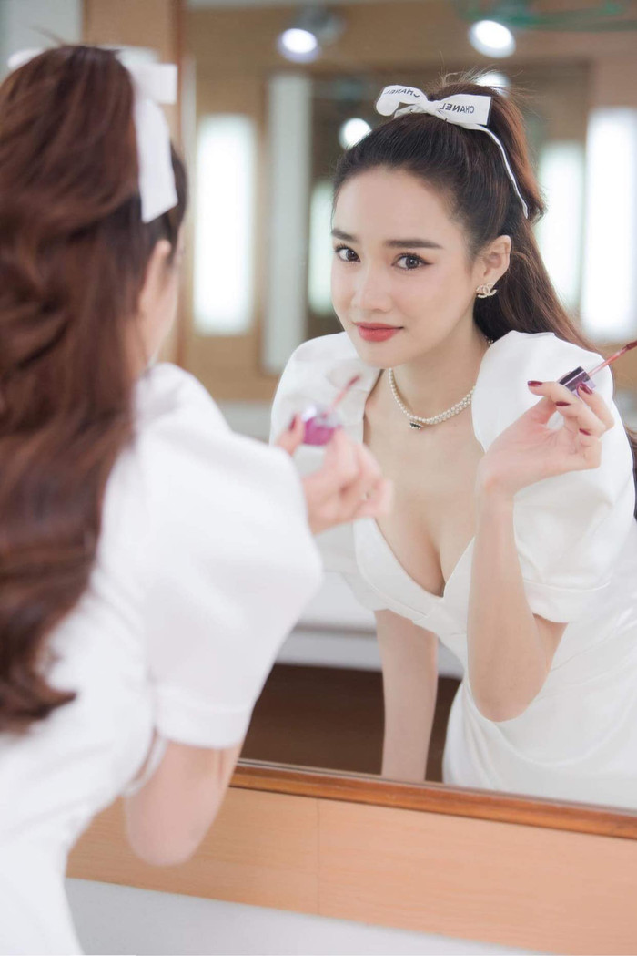 Thiết kế mang sắc trắng nhẹ nhàng, có các chi tiết xếp nếp, tay bồng tinh xảo. 