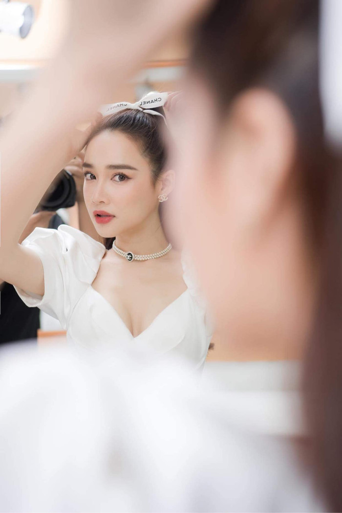 Để tạo tổng thể hài hòa. dây chuyện ngọc trai và ribbon cột tóc là hai món đồ được nữ diễn viên sử dụng. 