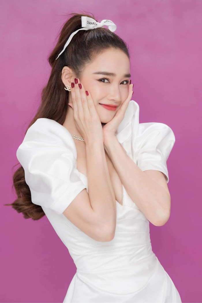 Dây thắt tóc của Chanel được tận dụng từ phần dây trên các chiếc hộp đựng túi, đầy duyên dáng và vô cùng hài hòa tổng thể.