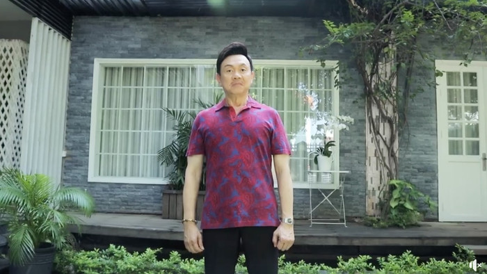 Cách đây không lâu, nam nghệ sĩ Chí Tài thực hiện một clip về chủ đề sức khỏe với nội dung thực hiện thử thách “One Leg Challenge - Đứng một chân”. Theo lời của anh, nếu đứng 1 chân không quá 20 giây thì tiềm ẩn nguy cơ cao bị đột quỵ. Tuy nhiên anh chỉ có thể trụ được 4 giây.