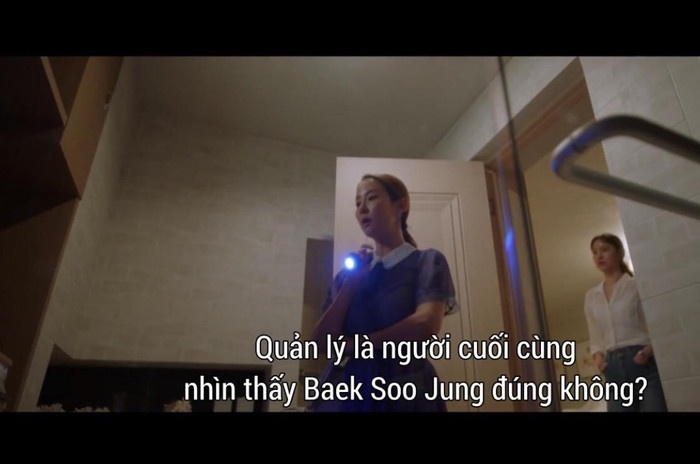 Nữ chính cùng 2 cảnh sát tới nhà nạn nhân để tìm manh mối