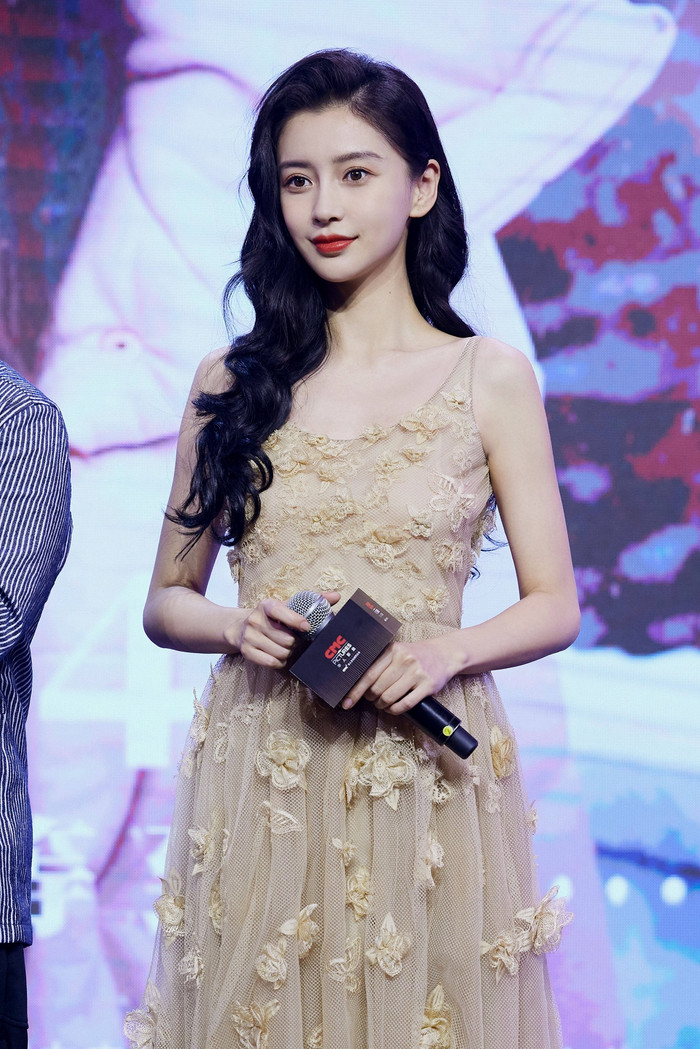 Angelababy liên tục bỏ bùa mê khán giả với váy áo đẹp như nàng tiên Ảnh 8