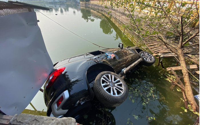 Xe ô tô tông gãy lan can lao xuống hồ, 4 người may mắn thoát chết Ảnh 2