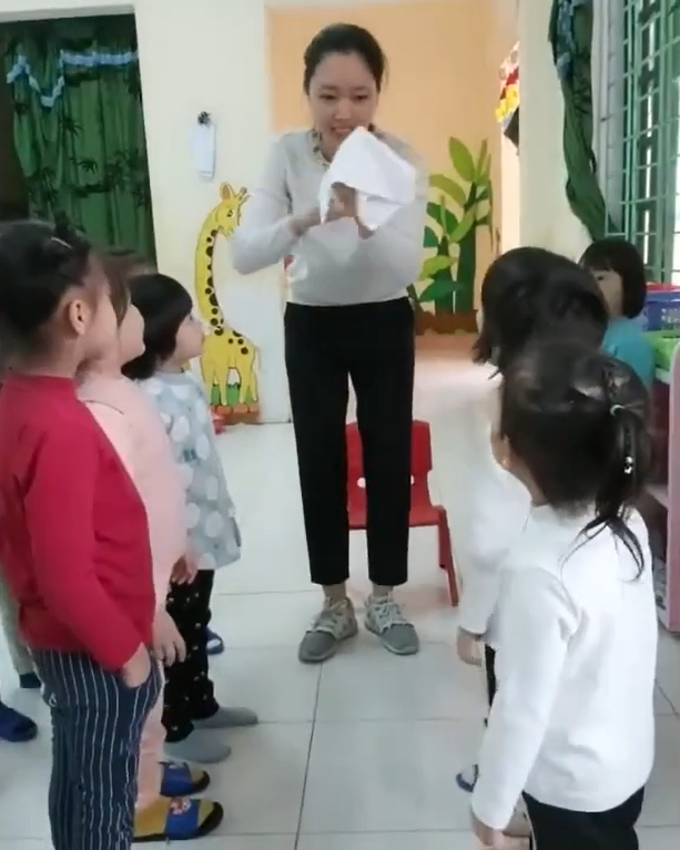 Clip: Màn ảo thuật hô biến ngón tay của cô giáo mầm non khiến cư dân mạng bật cười Ảnh 1