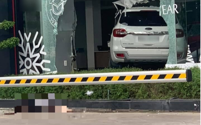 Người phụ nữ nghi đạp nhầm chân ga tông vỡ cửa kính showroom Mazda, 1 người đàn ông tử vong Ảnh 2