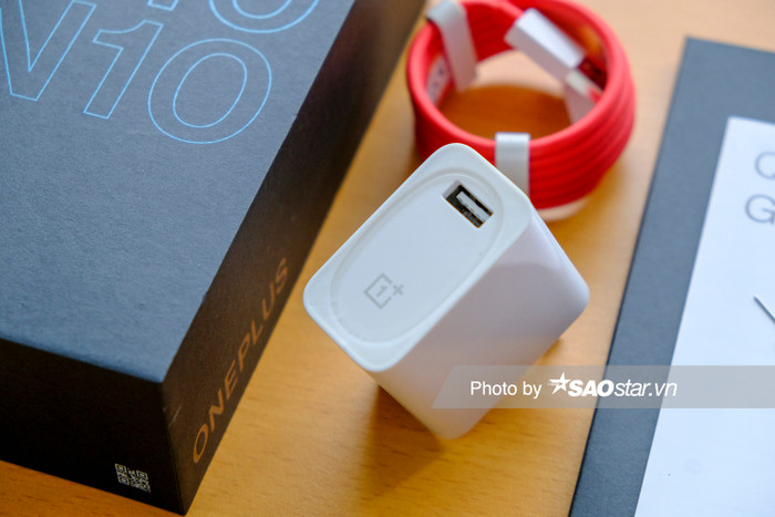 Theo thử nghiệm ban đầu, cục sạc công suất 30W này có thể sạc đầy viên pin 4.300 mAh của chiếc Warp Charge 30W trong trên dưới 1 giờ đồng hồ.