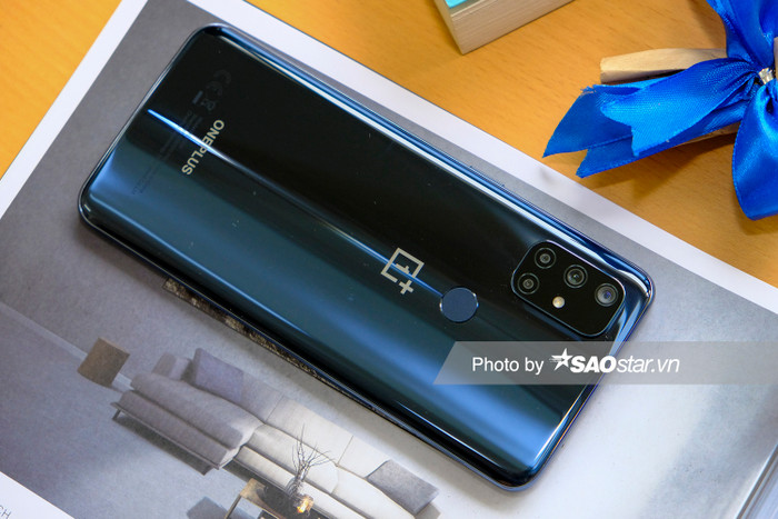Mặt lưng của OnePlus Nord N10 5G có thiết kế khá bóng bẩy và cao cấp dù cấu thành từ nhựa. Bên cạnh cụm camera sau, trên mặt lưng điện thoại còn có cảm biến vân tay.