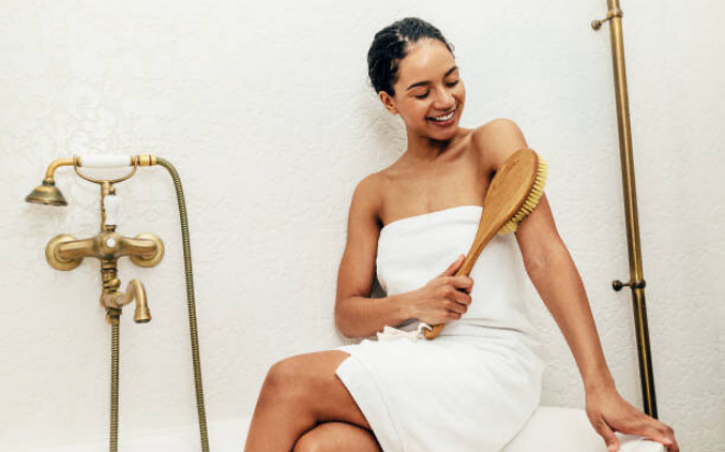 5 công dụng làm đẹp tuyệt vời của liệu pháp chải khô cơ thể Ảnh 2