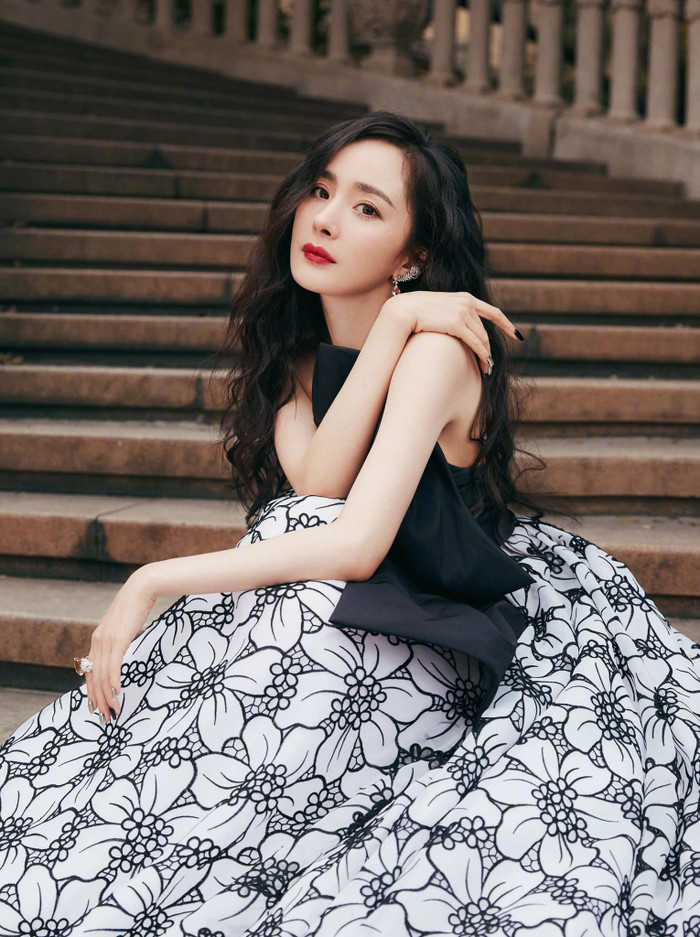 Mỹ nhân Cbiz chọn cho mình kiểu tóc uốn xoăn mì khi kết hợp với dáng váy nữ tính này 