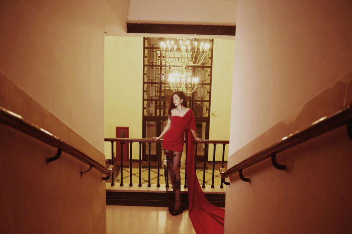 Dáng váy đỏ xuyên thấu lệch vai có phần chân váy khá sến súa ở phần bộ thứ hai của mỹ nhân Cbiz 