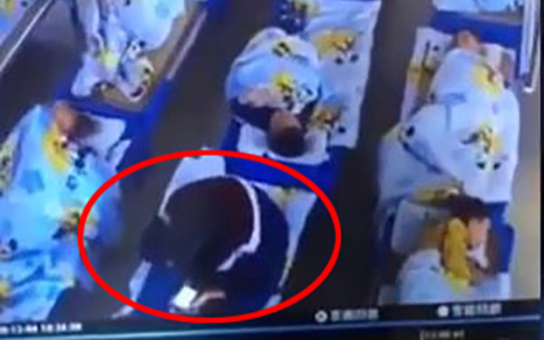 Bé gái 5 tuổi không ngủ trưa, cô giáo liền ngồi đè lên người rồi thản nhiên chơi điện thoại suốt 3 phút Ảnh 2