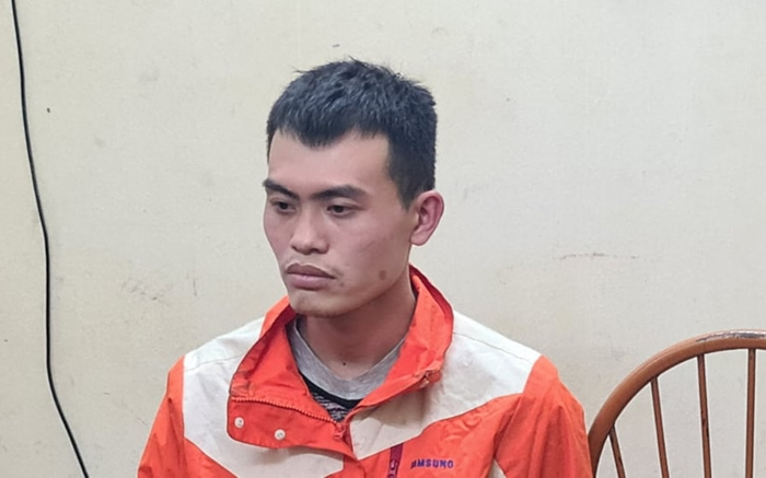 Khởi tố, bắt tạm giam kẻ cầm dao đâm gục rồi trói bảo vệ cửa hàng Thế giới di động cướp điện thoại Ảnh 2