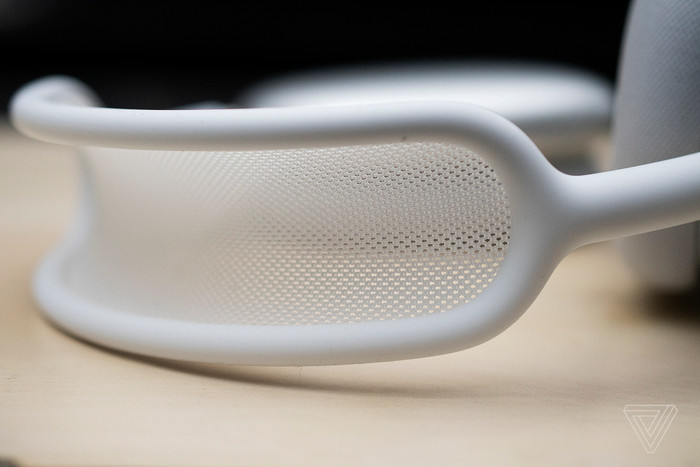 Apple mới đây giới thiệu chiếc tai nghe trùm tai đầu tiên của mình mang tên gọi Apple AirPods Max. Với mức giá khởi điểm 549 USD, AirPods Max được xếp vào nhóm tai nghe cao cấp. Ảnh: The Verge