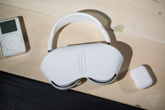 AirPods Max có thể được bán ra ở Việt Nam vào tháng 1 tới. Ảnh: The Verge