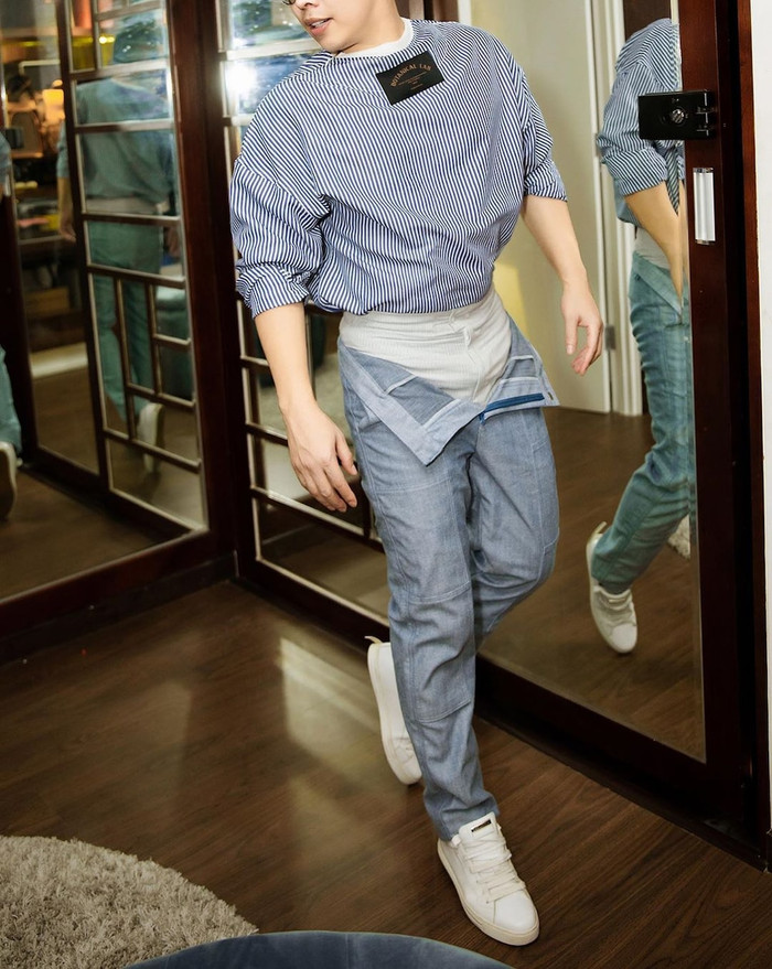 Vũ Khắc Tiệp thích nó đến nỗi chọn mua nhiều mẫu quần với các gam màu khác nhau.