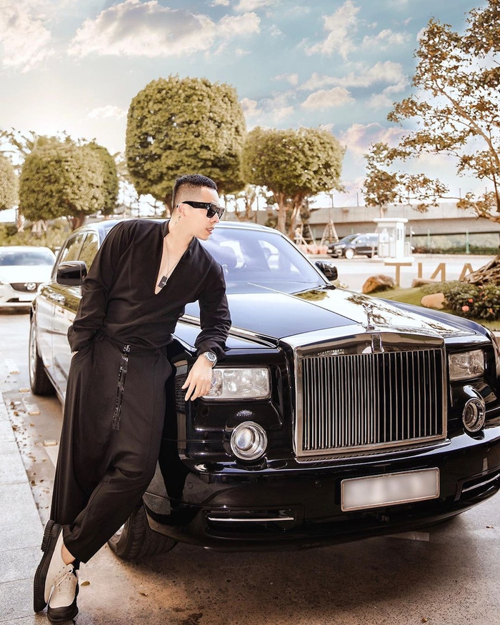 Khi khác anh lại ưu ái kiểu quần giả váy, có phần đũng dài gần chạm đất.