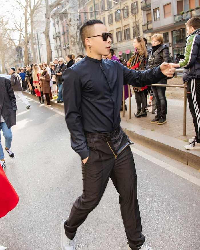 Đây không phải là do quên kéo dây kéo, mà là kiểu thiết kế cố ý.