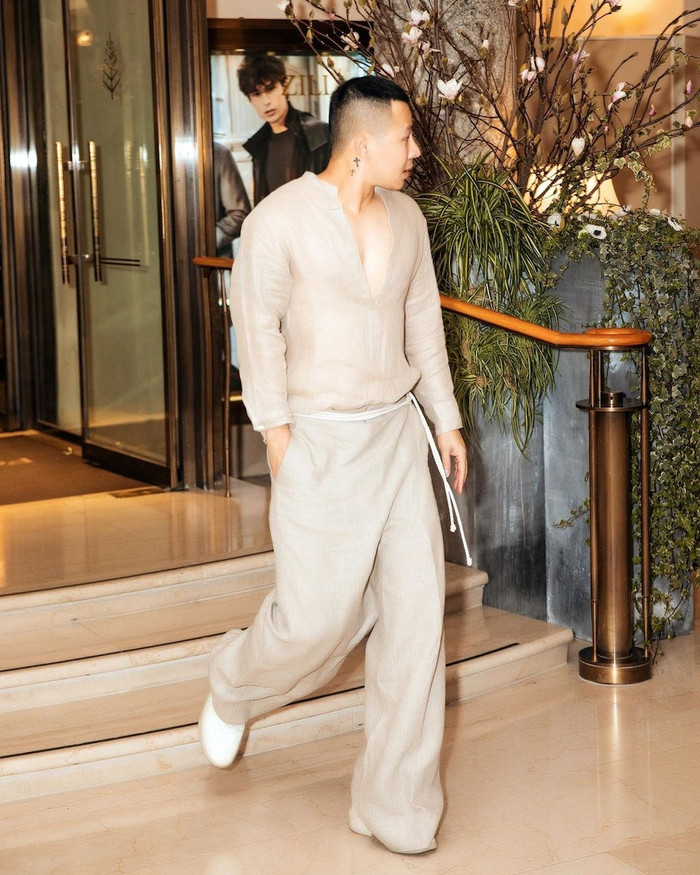 Thiết kế vạt đắp cùng phần ống rộng xòe che kín giày.&nbsp;