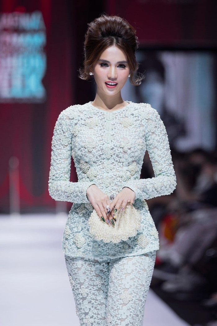 Bất kể dáng bà ba nào cô cũng đều chinh phục gọn, lẹ và đẹp hết nấc