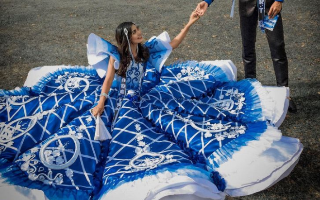 Cha mẹ không có tiền, chàng trai tự tay làm váy dạ hội cho em gái Ảnh 2