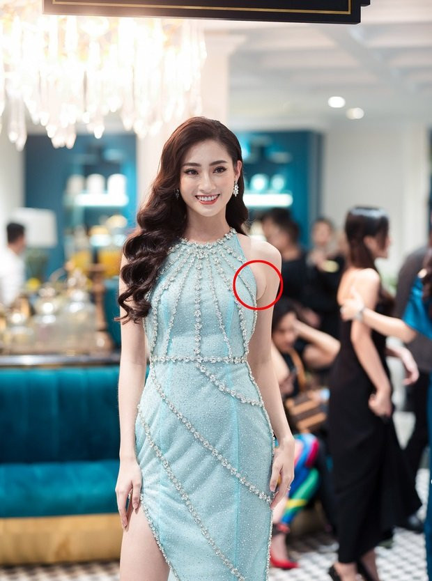 Hoa hậu Lương Thùy Linh làm khán giả ngây ngất khi thả dáng trong chiếc váy xanh ngọt ngào. Tưởng chừng hoàn hảo nhưng chính khuyết điểm dưới cánh tay đã khiến chân dài kém duyên tí chút. 