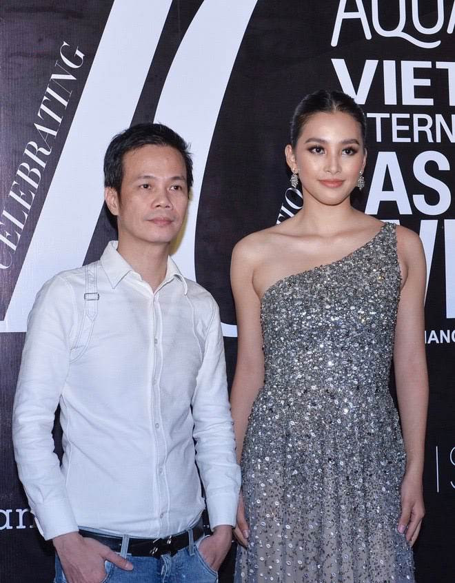 Hoa hậu Tiểu Vy cũng bị lộ phần mỡ nách giống với đàn em do chiếc váy ôm, ép chặt.