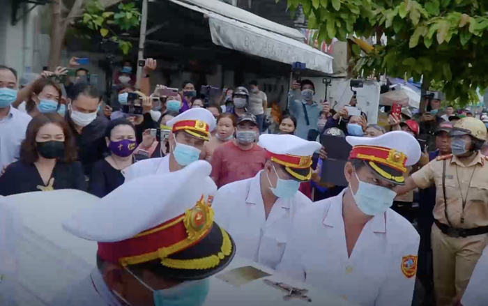 Đông đảo người dân, khán giả sụt sùi nước mắt tiễn đưa nghệ sĩ Chí Tài Ảnh 2