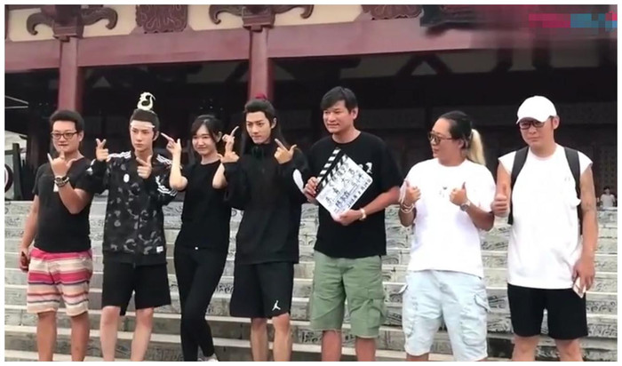 Dương Hạ đứng giữa Tiêu Chiến và Vương Nhất Bác