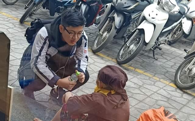 Nam sinh có hành động bất ngờ khi nhìn thấy cụ bà nhặt ve chai khiến nhiều người cảm thấy ấm lòng Ảnh 2