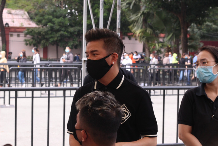 Đàm Vĩnh Hưng xúc động tại lễ viếng cố nghệ sĩ Chí Tài: 'Anh Hoài Linh quỳ trả lễ dù sức khỏe rất yếu' Ảnh 2