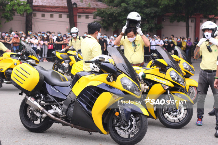 Đoàn xe hộ tống chuẩn bị đưa linh cữu nghệ sĩ Chí Tài ra sân bay.