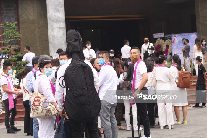 NSƯT Hoài Linh bật khóc tiễn đưa linh cữu cố nghệ sĩ Chí Tài: 'Xin cho em được khóc vì đã kìm nén đủ rồi' Ảnh 2