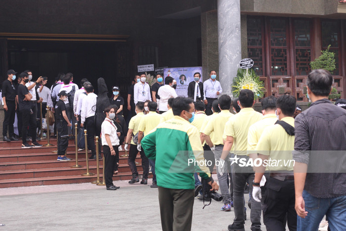 Mọi người xếp hàng rất trật tự để cử hành các nghi lễ.