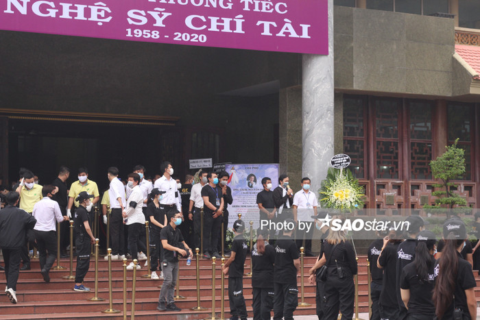 NSƯT Hoài Linh bật khóc tiễn đưa linh cữu cố nghệ sĩ Chí Tài: 'Xin cho em được khóc vì đã kìm nén đủ rồi' Ảnh 4