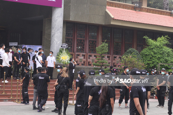 NSƯT Hoài Linh bật khóc tiễn đưa linh cữu cố nghệ sĩ Chí Tài: 'Xin cho em được khóc vì đã kìm nén đủ rồi' Ảnh 5