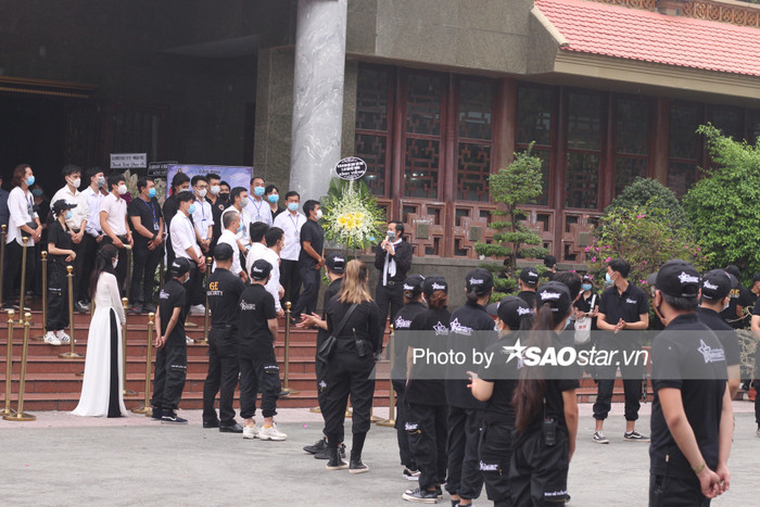 NSƯT Hoài Linh bật khóc tiễn đưa linh cữu cố nghệ sĩ Chí Tài: 'Xin cho em được khóc vì đã kìm nén đủ rồi' Ảnh 6