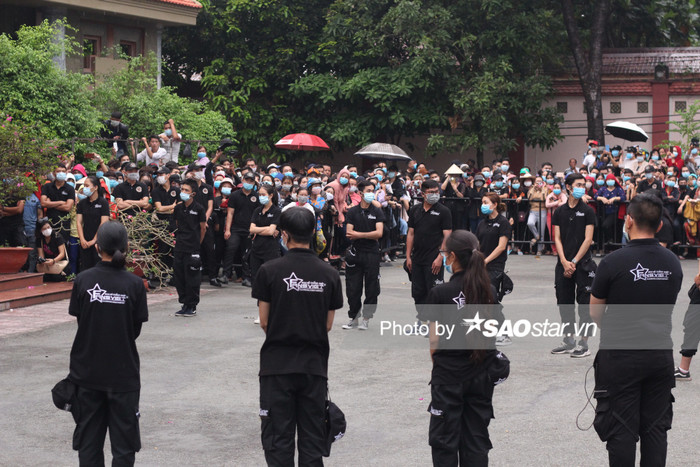 NSƯT Hoài Linh bật khóc tiễn đưa linh cữu cố nghệ sĩ Chí Tài: 'Xin cho em được khóc vì đã kìm nén đủ rồi' Ảnh 7