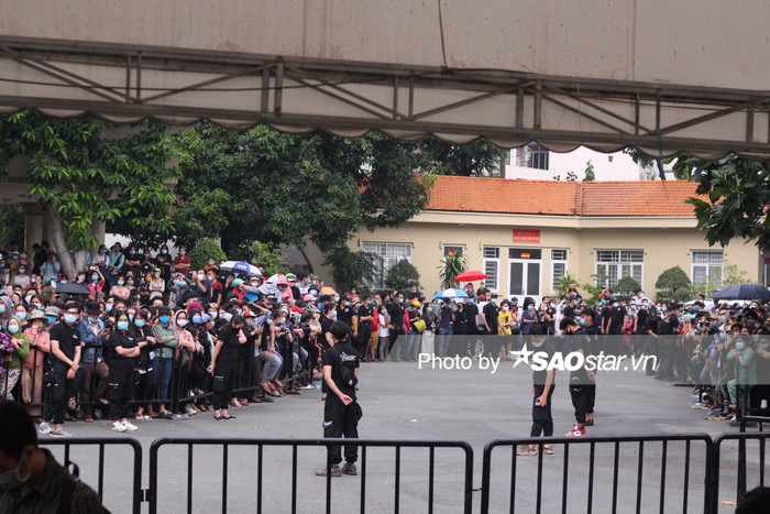 NSƯT Hoài Linh bật khóc tiễn đưa linh cữu cố nghệ sĩ Chí Tài: 'Xin cho em được khóc vì đã kìm nén đủ rồi' Ảnh 8