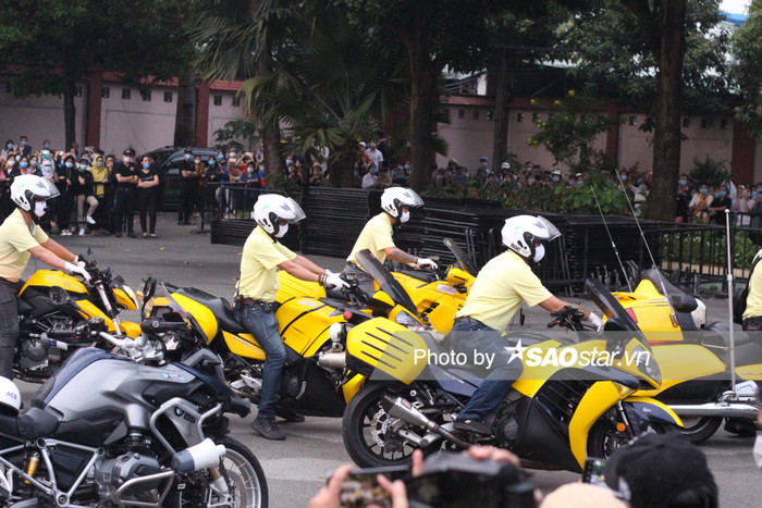 NSƯT Hoài Linh bật khóc tiễn đưa linh cữu cố nghệ sĩ Chí Tài: 'Xin cho em được khóc vì đã kìm nén đủ rồi' Ảnh 10