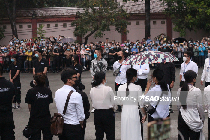 NSƯT Hoài Linh bật khóc tiễn đưa linh cữu cố nghệ sĩ Chí Tài: 'Xin cho em được khóc vì đã kìm nén đủ rồi' Ảnh 11