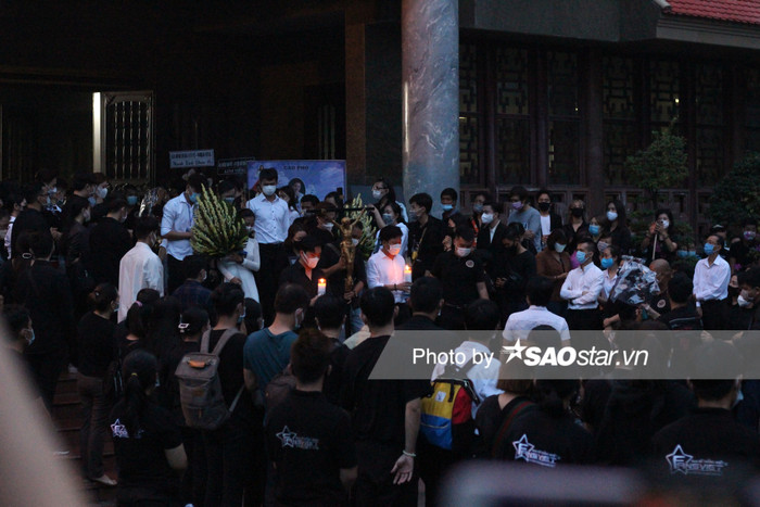 NSƯT Hoài Linh bật khóc tiễn đưa linh cữu cố nghệ sĩ Chí Tài: 'Xin cho em được khóc vì đã kìm nén đủ rồi' Ảnh 12