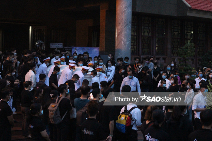 NSƯT Hoài Linh bật khóc tiễn đưa linh cữu cố nghệ sĩ Chí Tài: 'Xin cho em được khóc vì đã kìm nén đủ rồi' Ảnh 13