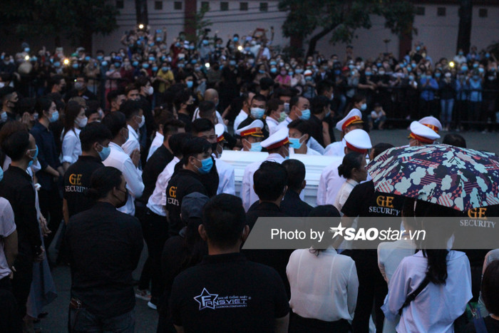 NSƯT Hoài Linh bật khóc tiễn đưa linh cữu cố nghệ sĩ Chí Tài: 'Xin cho em được khóc vì đã kìm nén đủ rồi' Ảnh 14