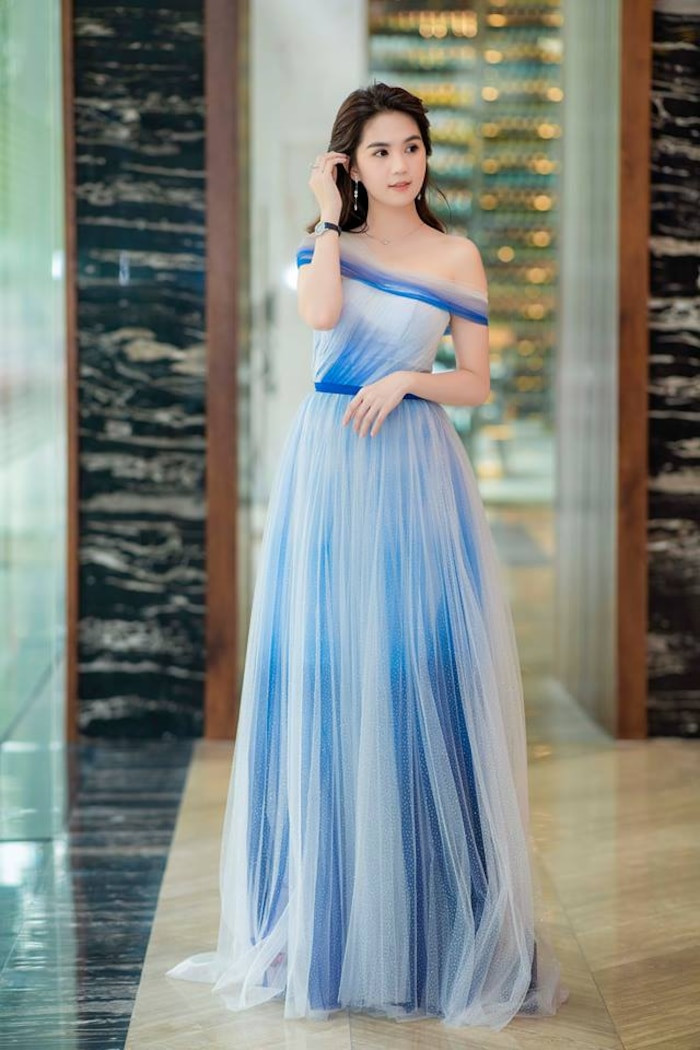 Cô nàng từng diện chiếc váy pha phối màu sắc, chuyển nhịp rất tinh tế.