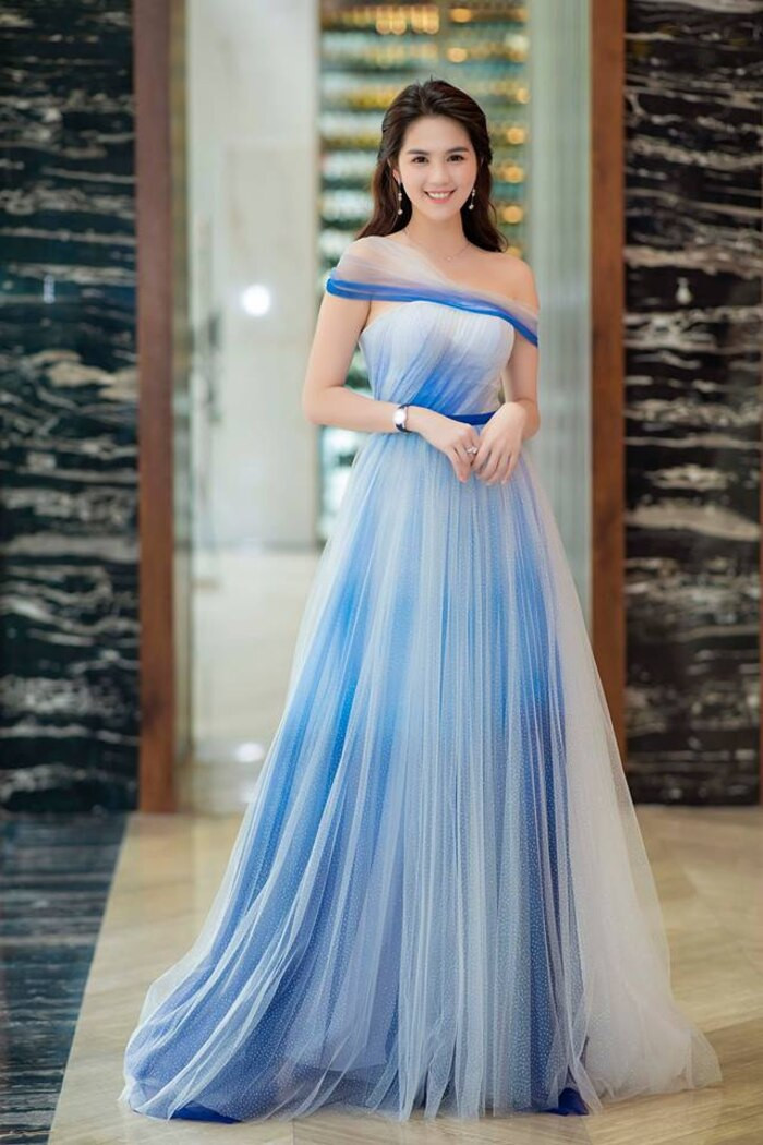 Bờ vai thon thả được tôn vinh nhiều lần...