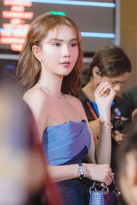 Tuy trang phục khiến cô bị vướng vào việc sai dresscode, nhưng không ai phủ nhận được visual đỉnh cao của chân dài.